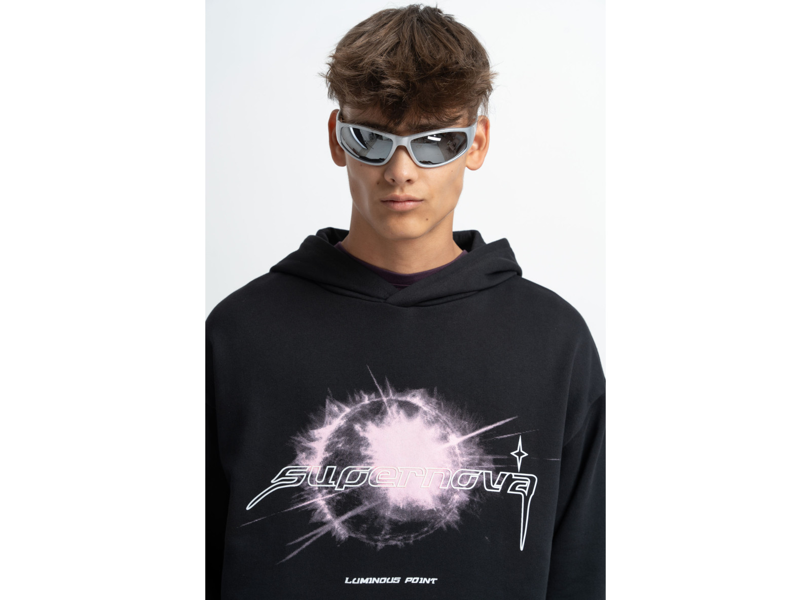 Czarna bluza z kapturem z autorską grafiką z przodu