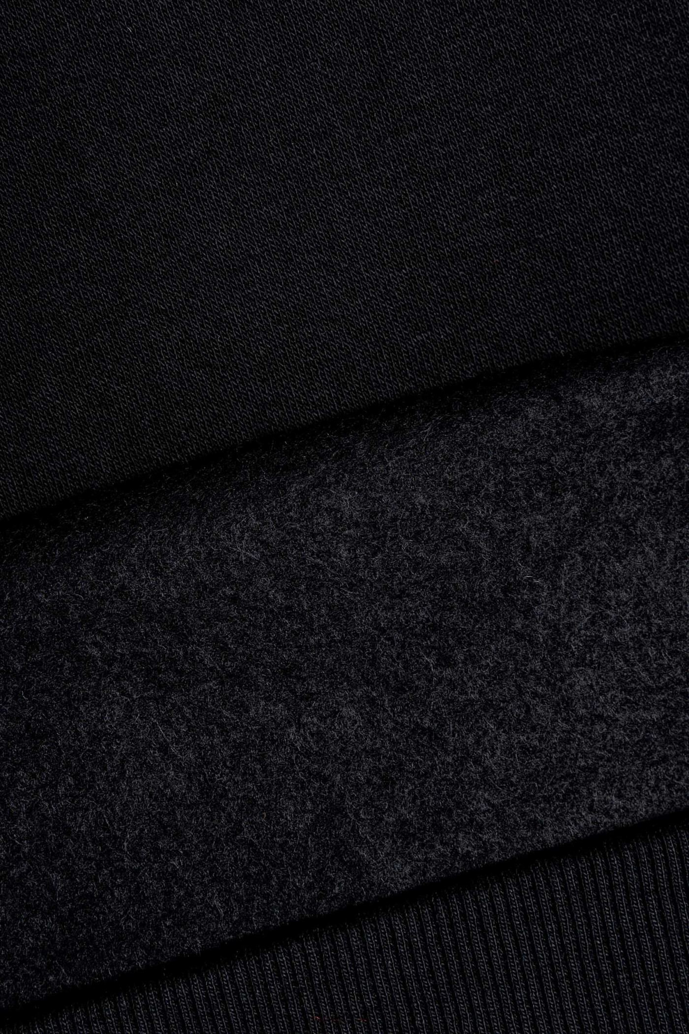 Czarna bluza z kapturem z modnymi naszywkami