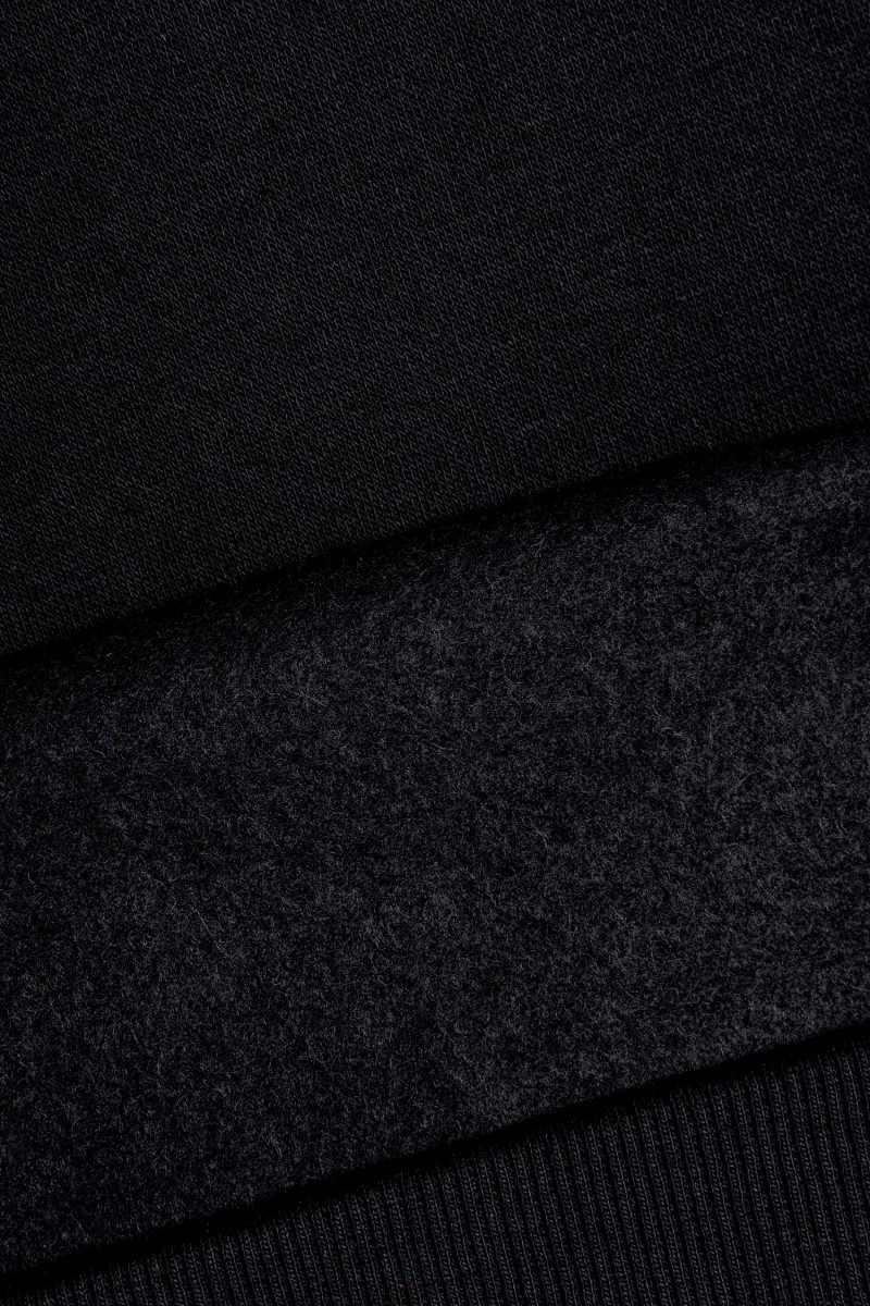 Czarna bluza z kapturem z modnymi naszywkami