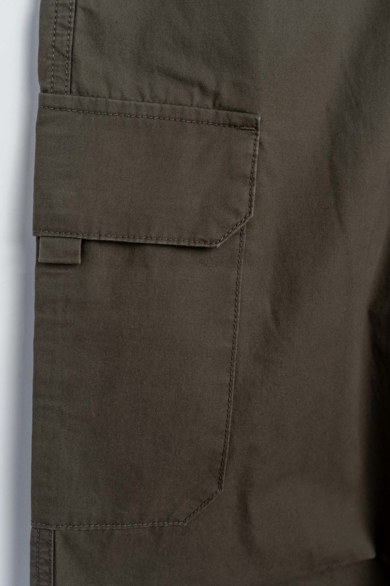 Ciemnobrązowe spodnie materiałowe OVERSIZE z kieszeniami na nogawkach, khaki