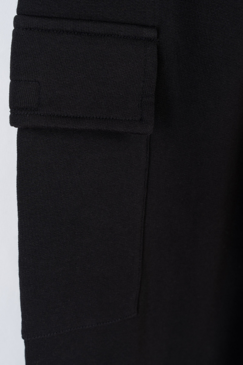 Czarne spodnie dresowe REGULAR z kieszeniami na nogawkach, czarny