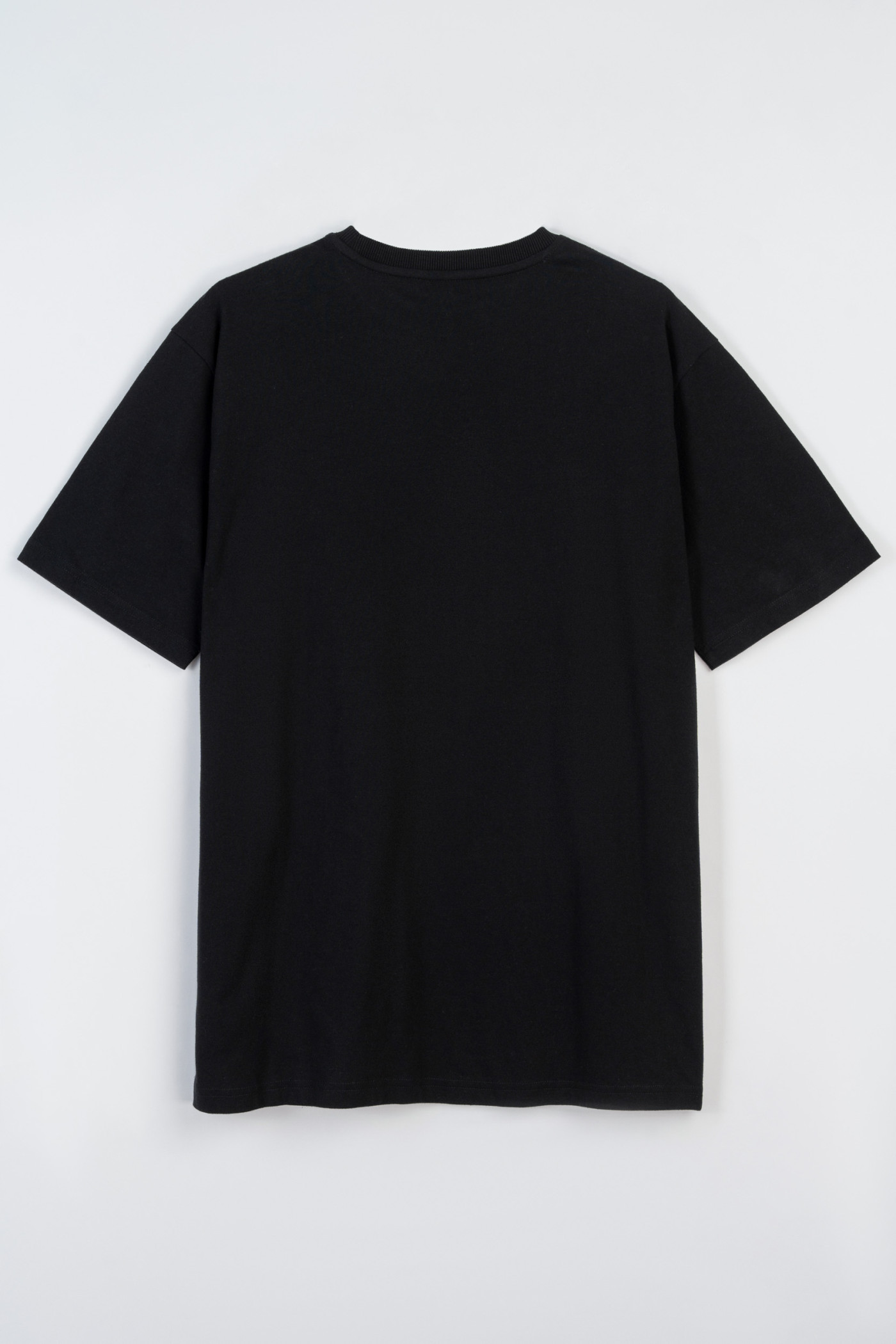Czarny t-shirt z autorską grafiką z przodu