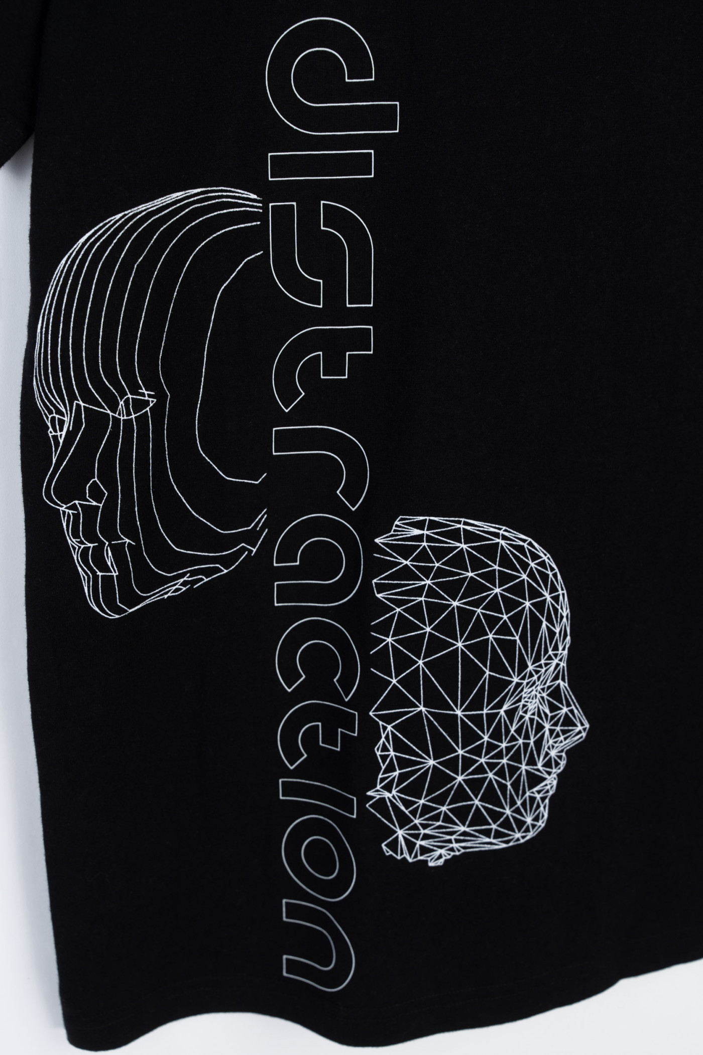 Czarny t-shirt z autorską grafiką z przodu