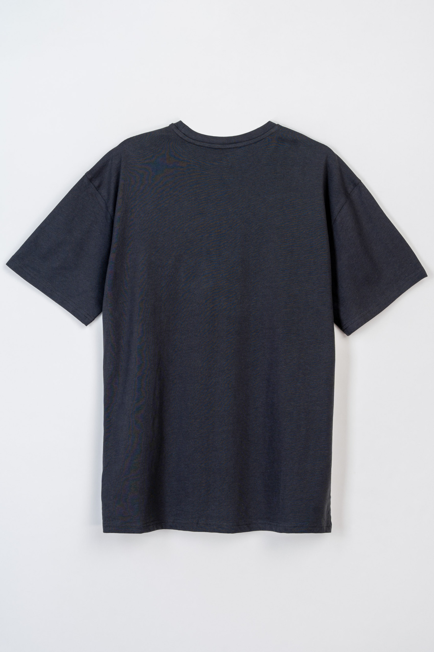 Czarny t-shirt z autorską grafiką z przodu