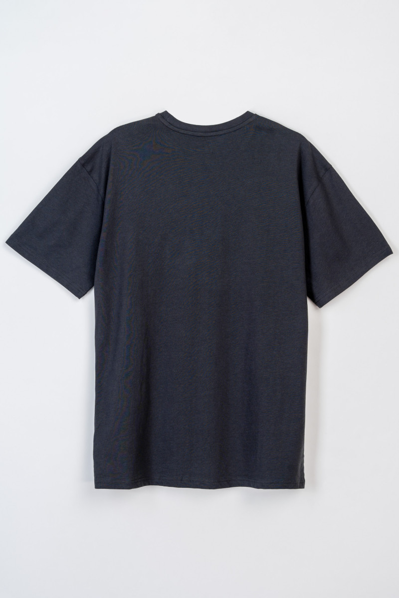 Czarny t-shirt z autorską grafiką z przodu