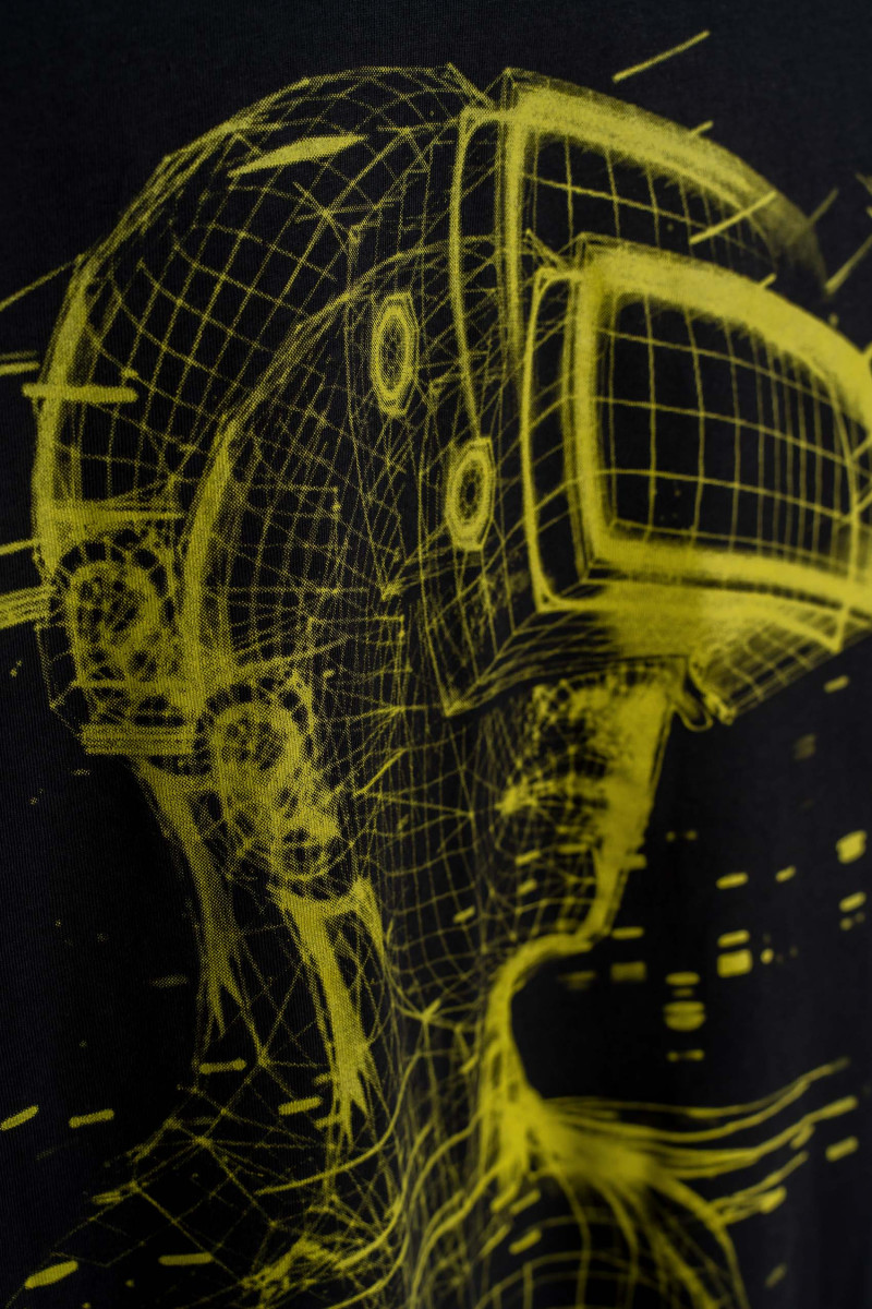 Czarny t-shirt z autorską grafiką z przodu