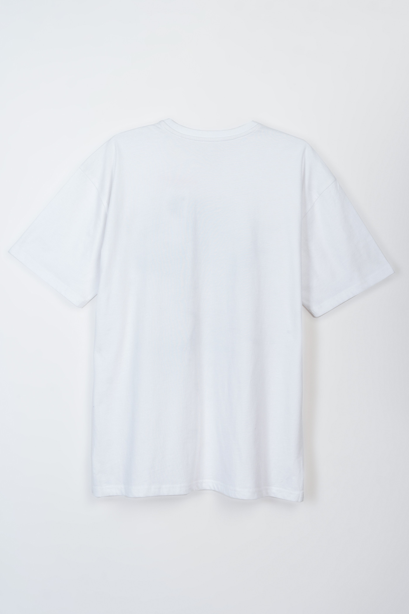 Biały t-shirt z autorską grafiką z przodu