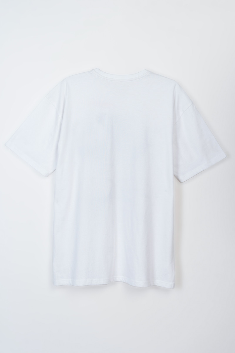 Biały t-shirt z autorską grafiką z przodu