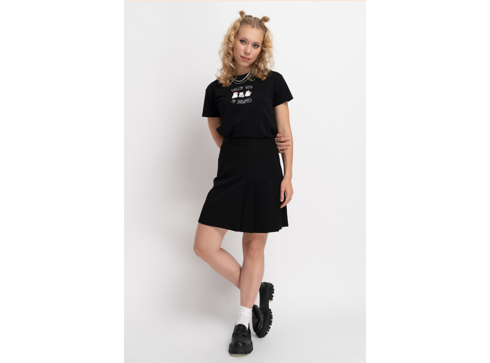 Czarny t-shirt z autorską grafiką z motywem świątecznym z przodu