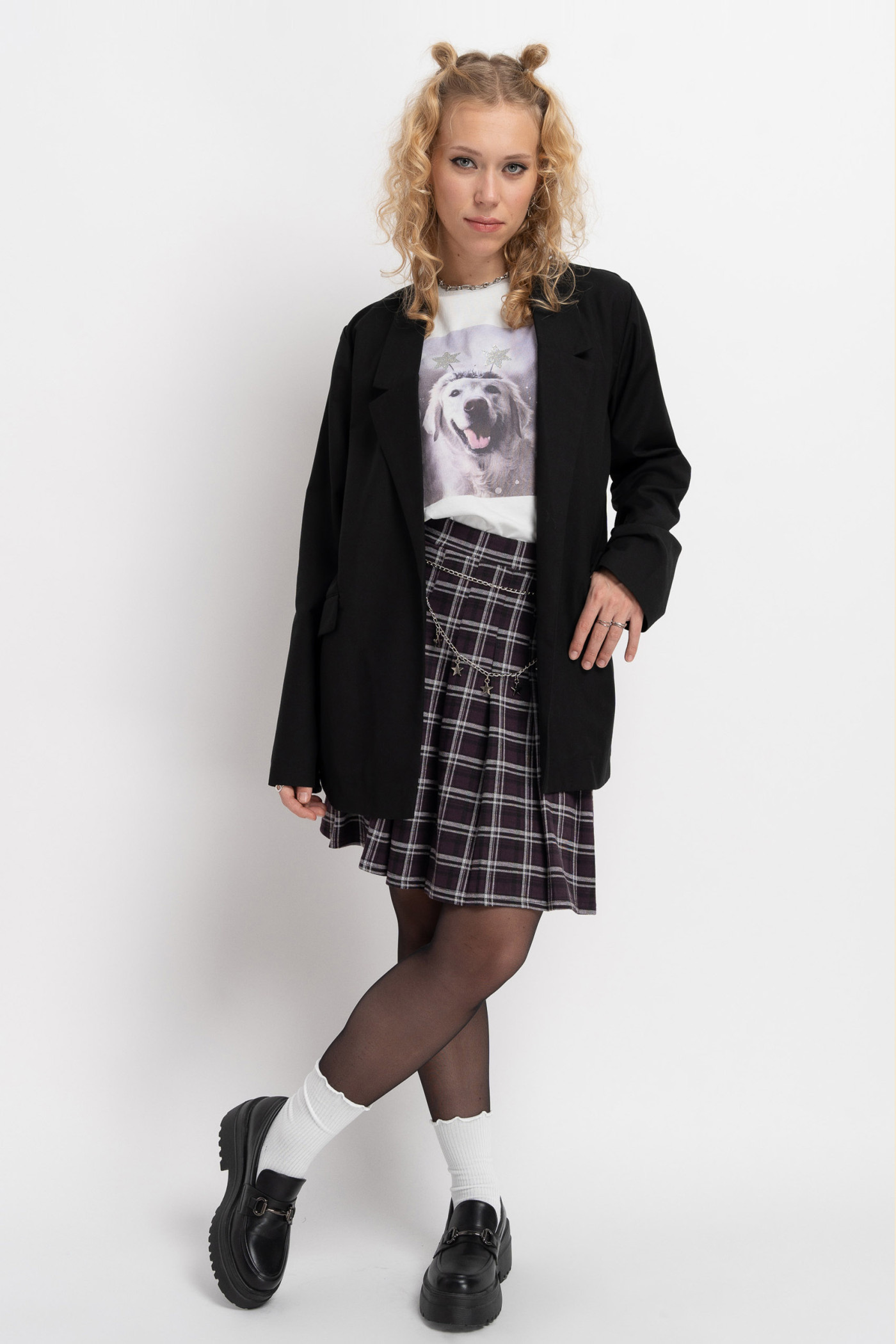 Czarna marynarka oversize z modnymi cięciami