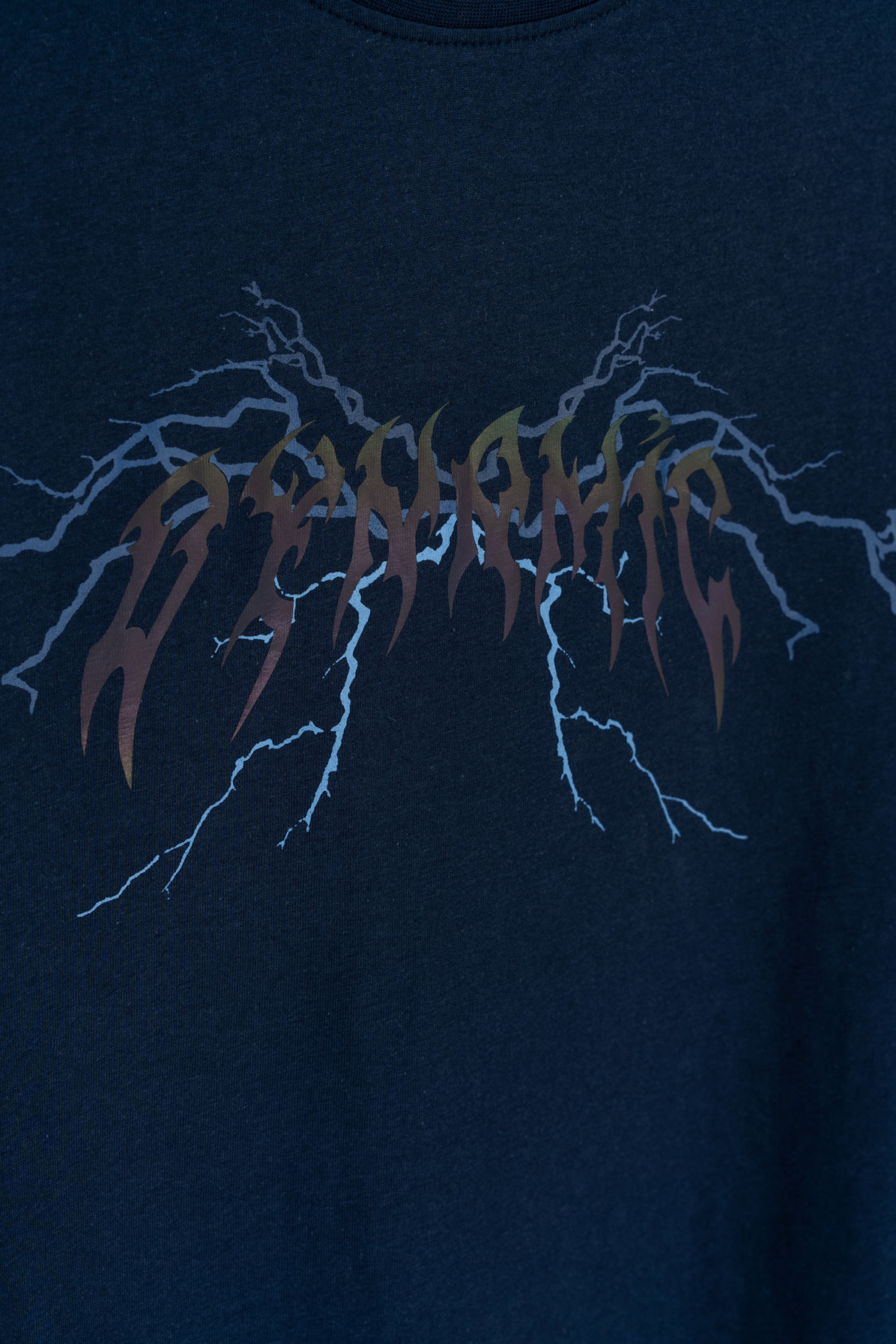 Granatowy t-shirt z autorską grafiką z przodu