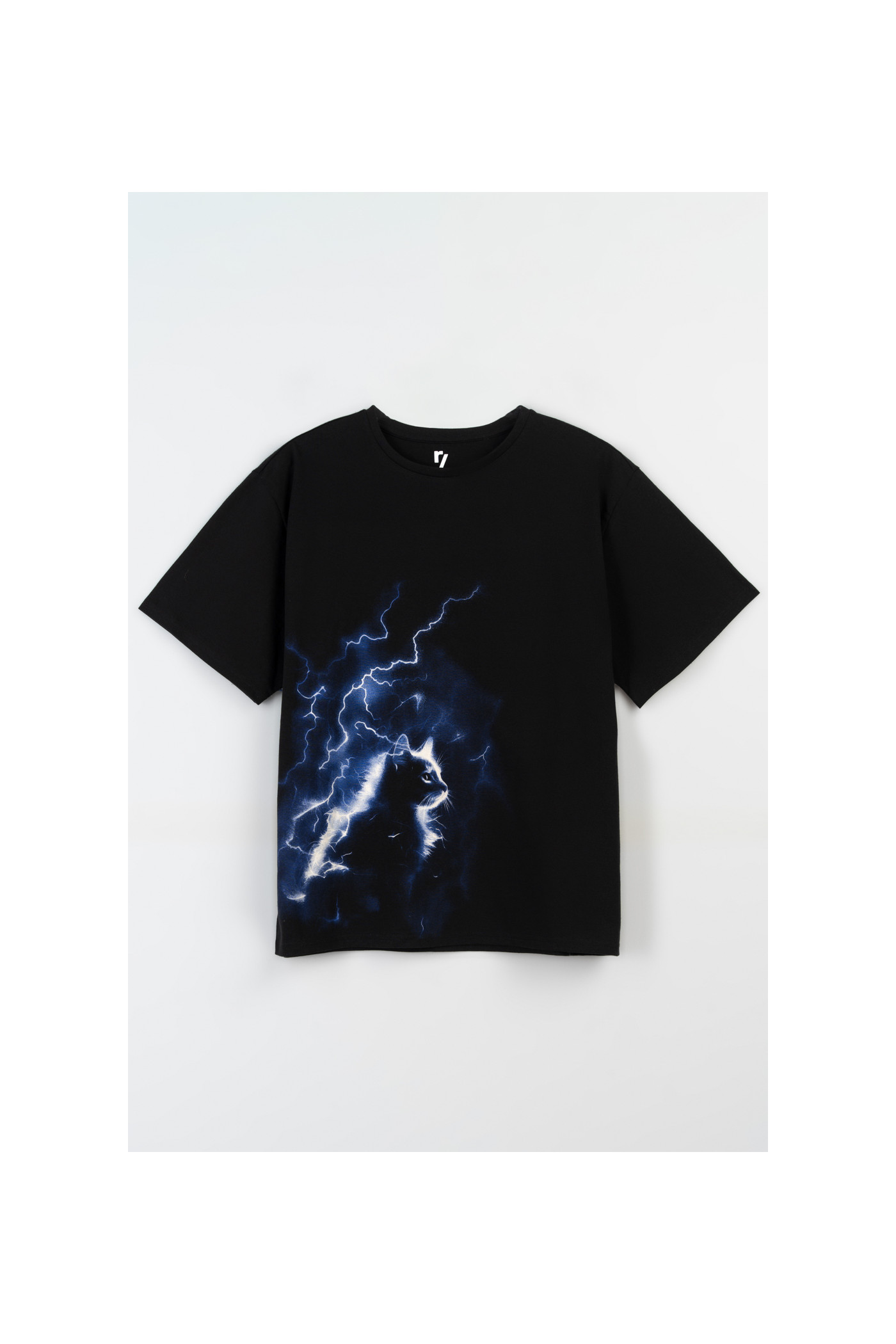 Czarny t-shirt z autorską grafiką z przodu