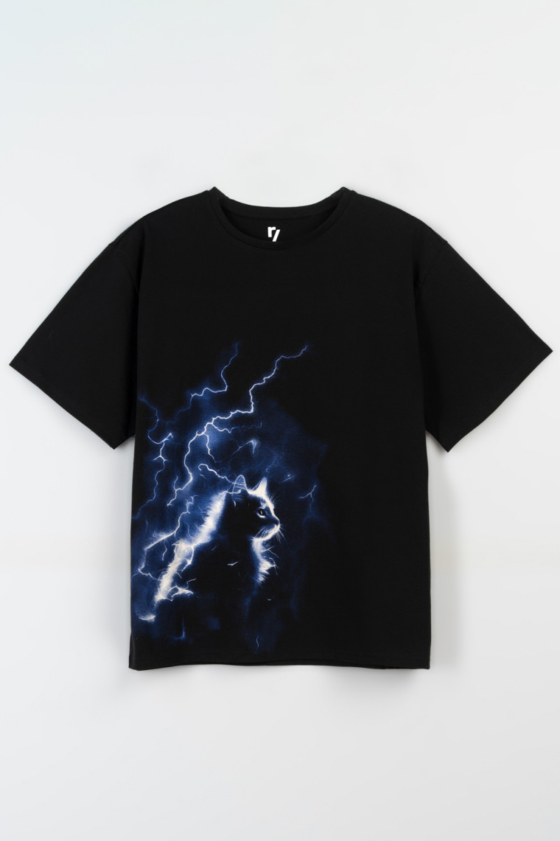 Czarny t-shirt z autorską grafiką z przodu