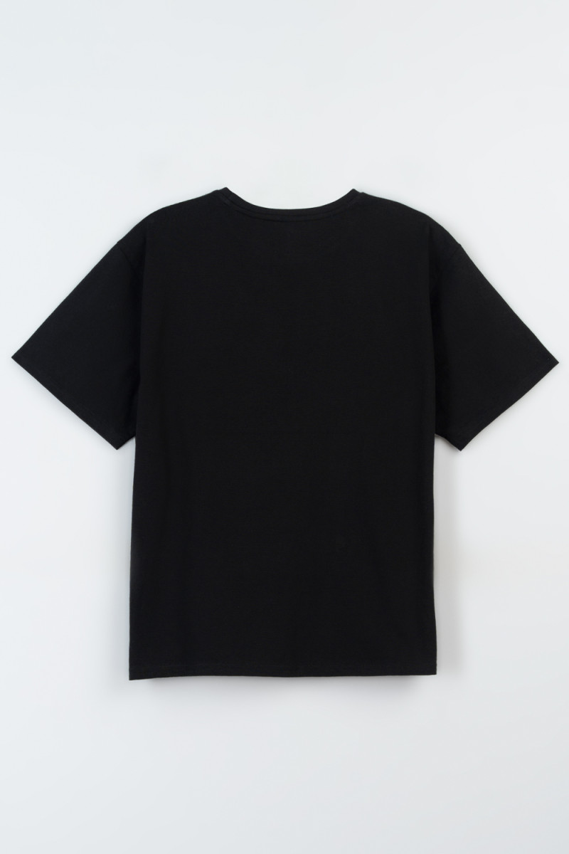 Czarny t-shirt z autorską grafiką z przodu