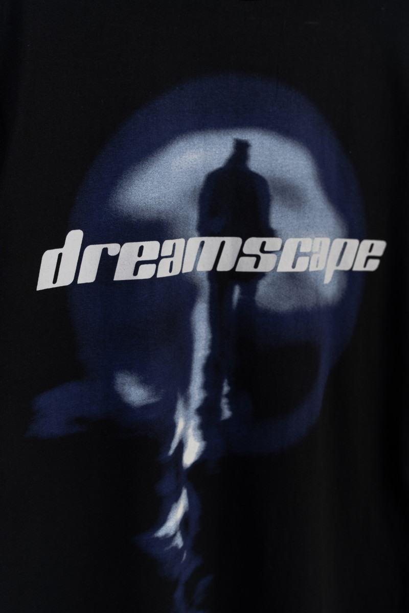 Czarny t-shirt z autorską grafiką z przodu