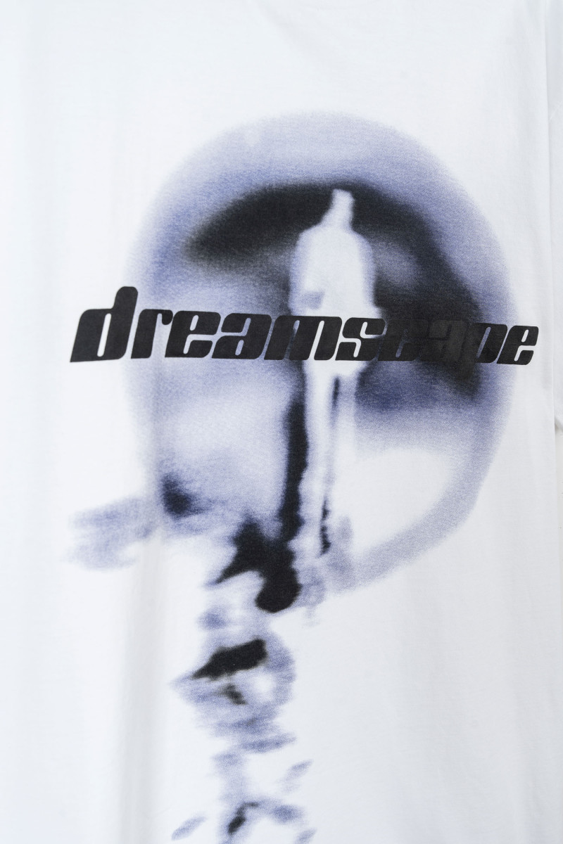 Biały t-shirt z autorską grafiką z przodu