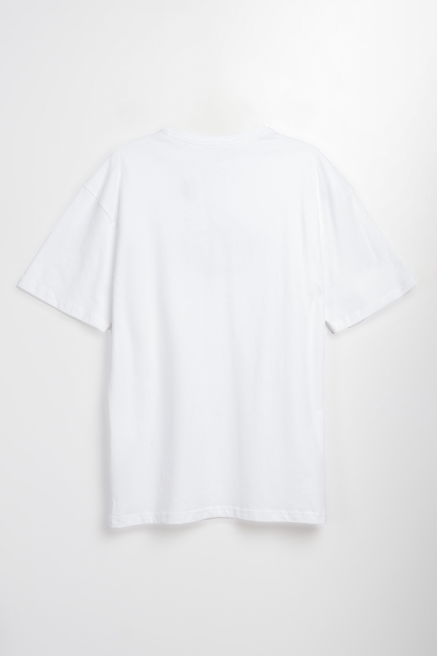 Biały t-shirt z autorską grafiką z przodu