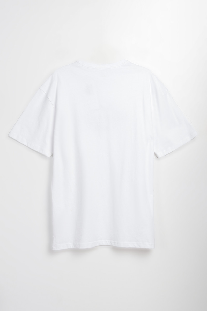Biały t-shirt z autorską grafiką z przodu