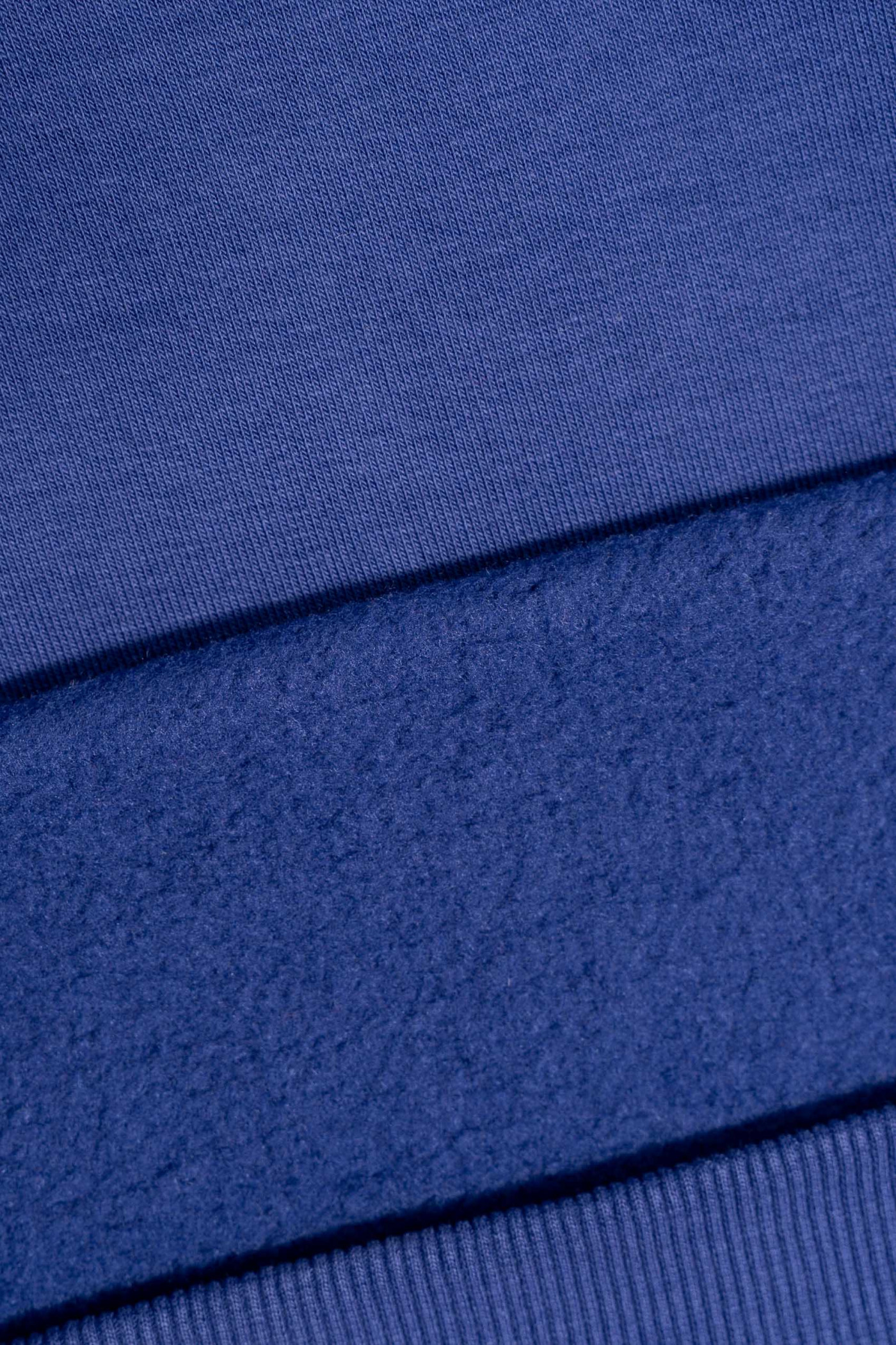 Granatowa bluza z kapturem z kontrastowym nadrukiem