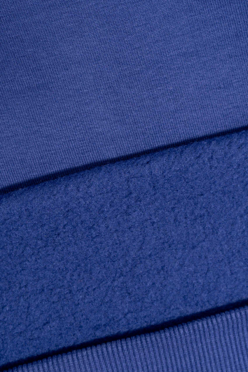 Granatowa bluza z kapturem z kontrastowym nadrukiem