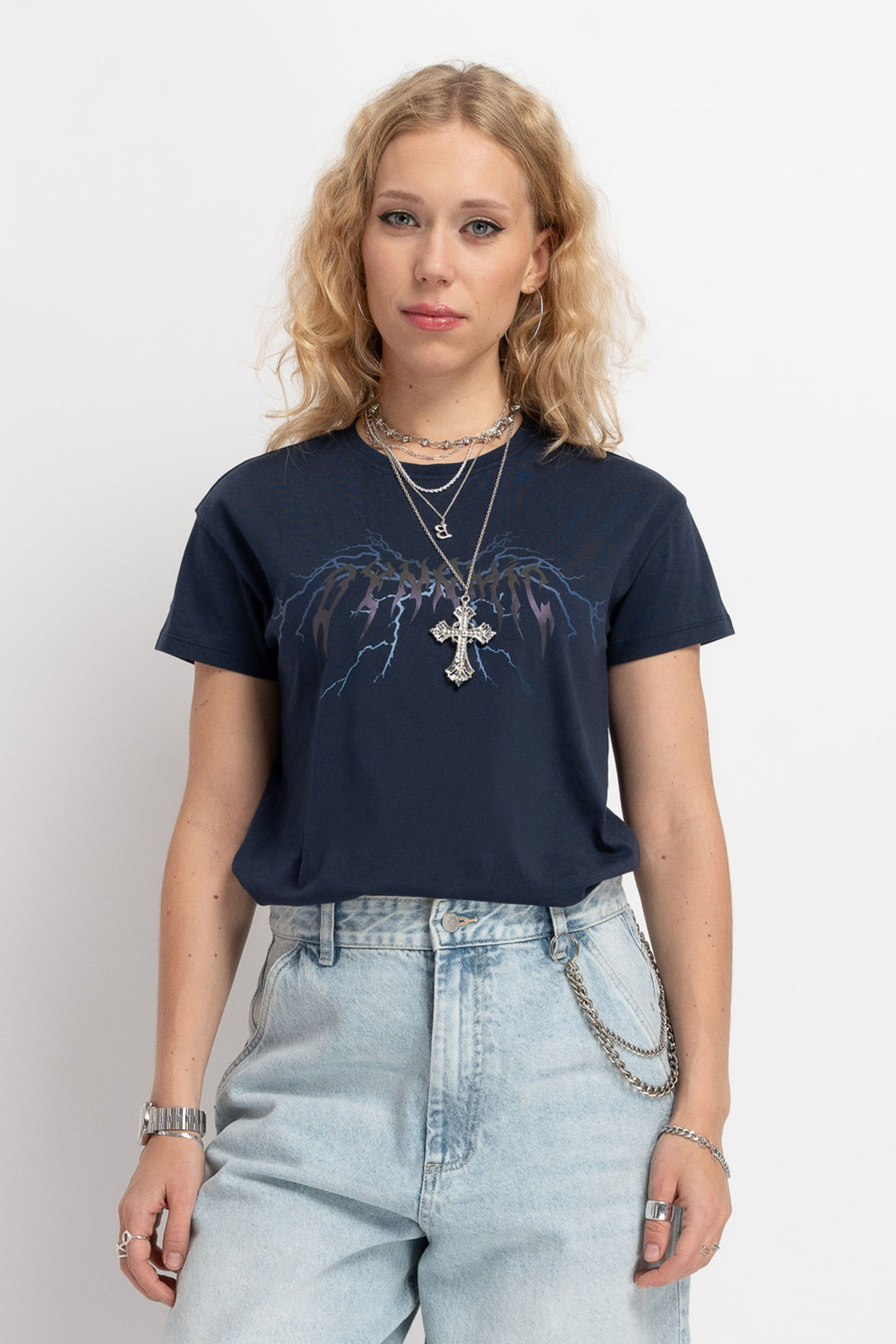 Granatowy t-shirt z autorską grafiką z przodu