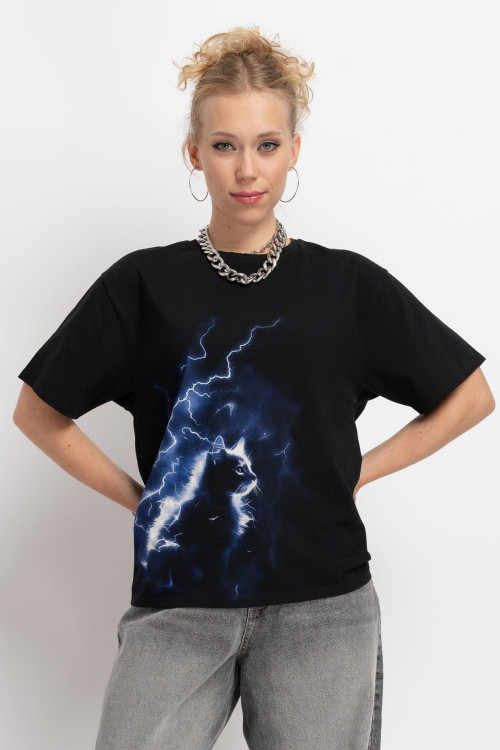Czarny t-shirt z autorską grafiką z przodu