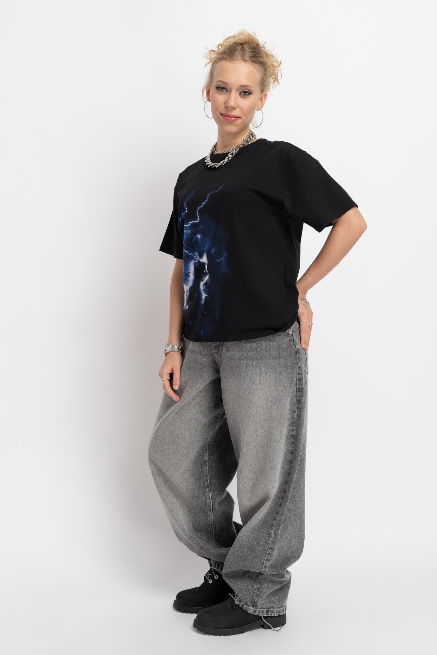 Czarny t-shirt z autorską grafiką z przodu
