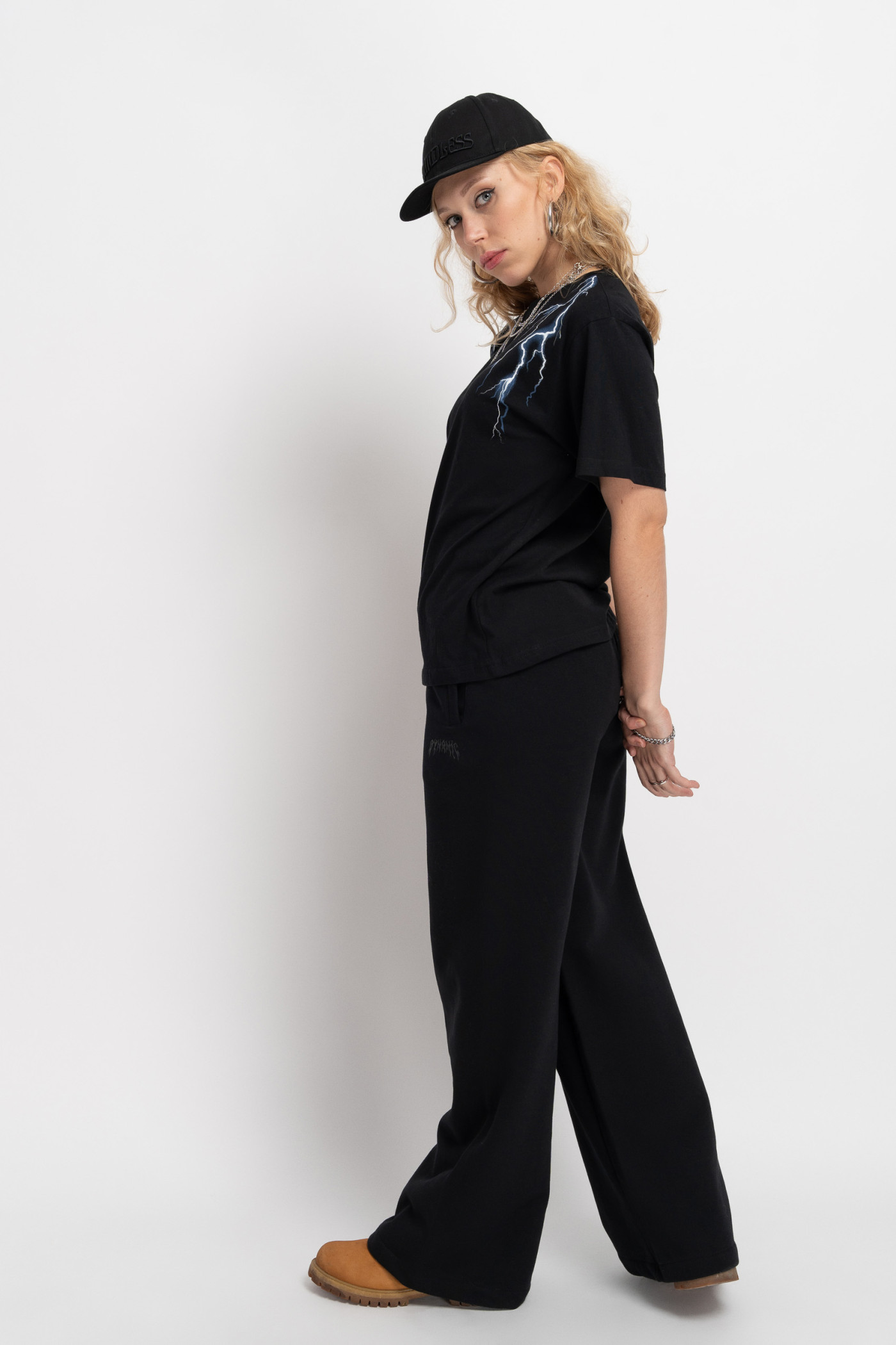 Czarne spodnie dresowe WIDE LEG z minimalistyczną aplikacją