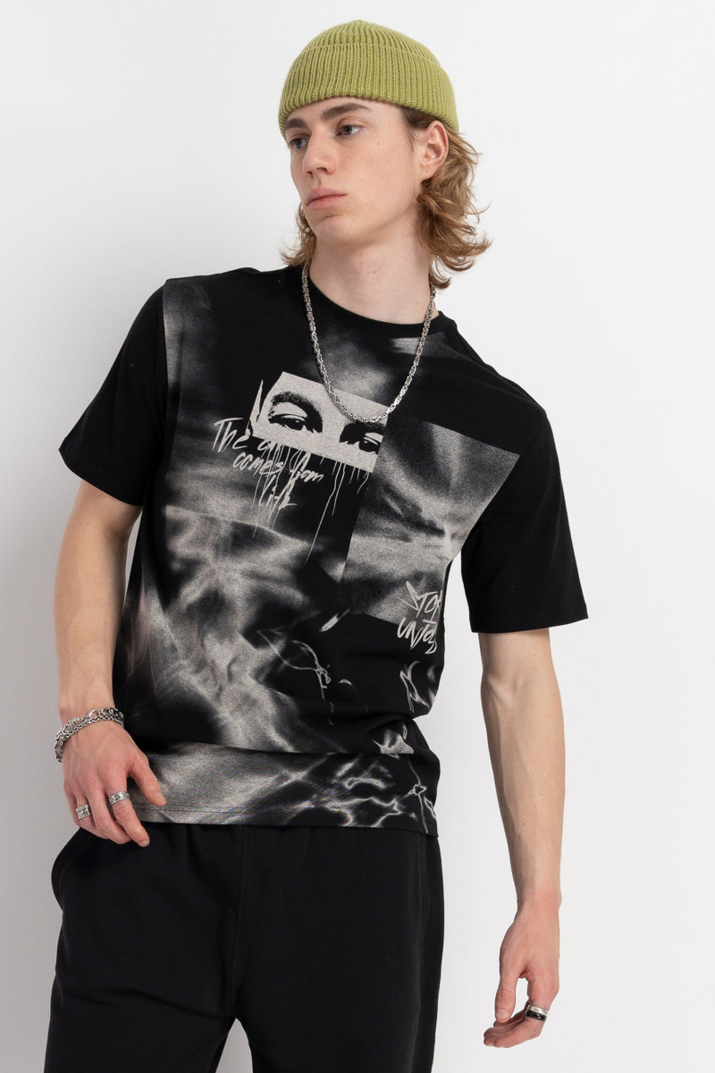 Czarny t-shirt z autorską grafiką z przodu