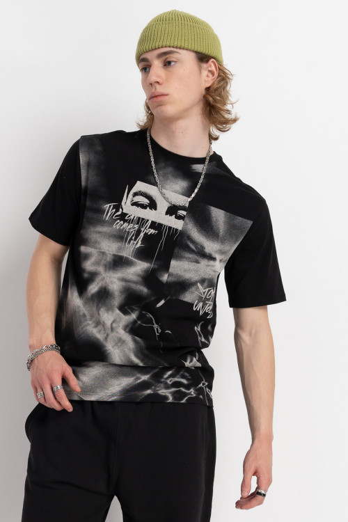 Czarny t-shirt z autorską grafiką z przodu