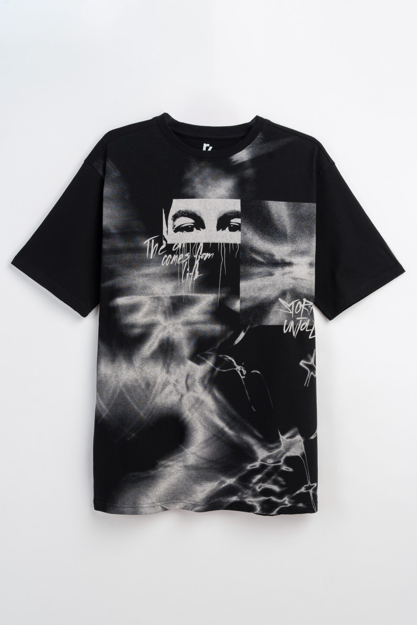 Czarny t-shirt z autorską grafiką z przodu