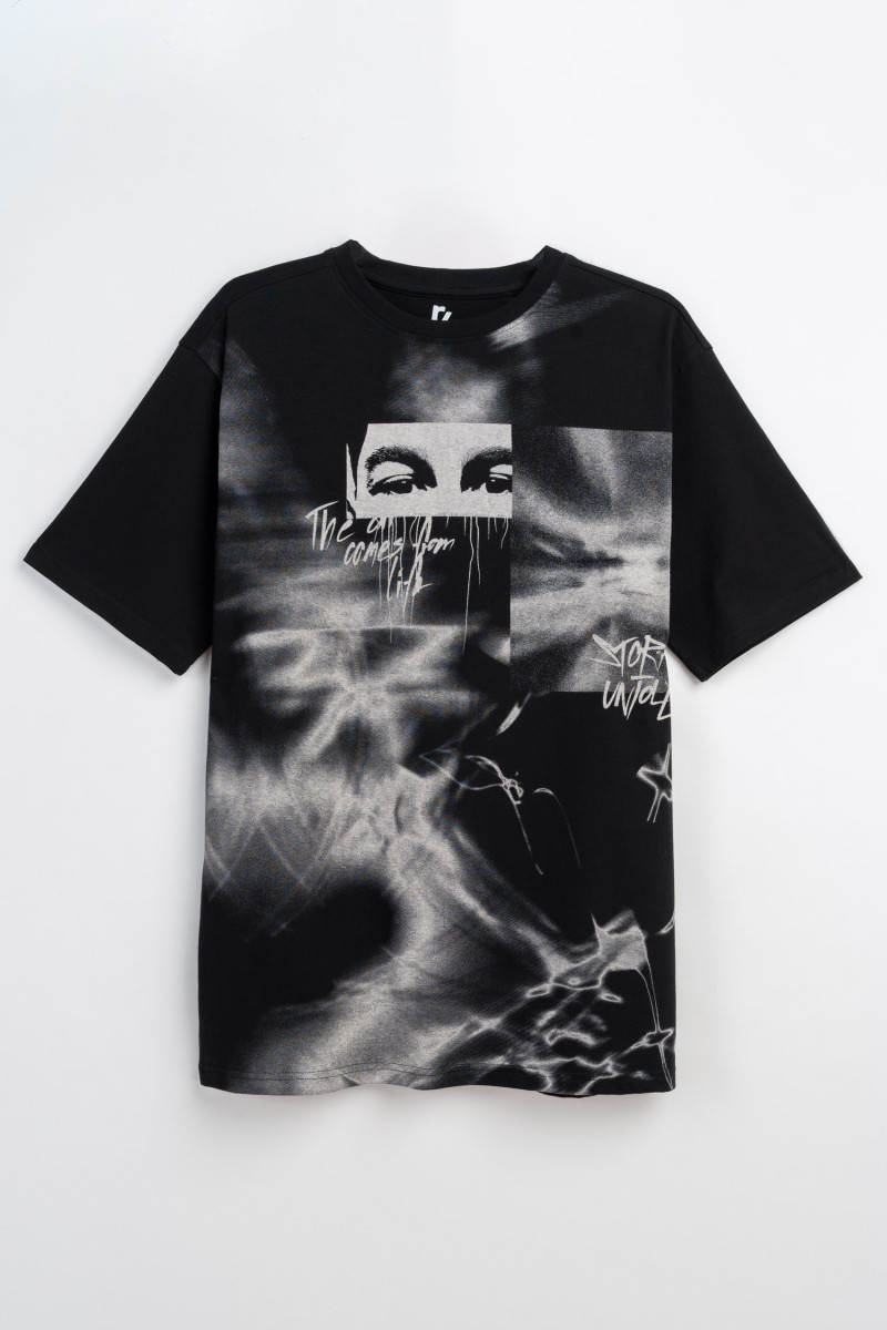 Czarny t-shirt z autorską grafiką z przodu