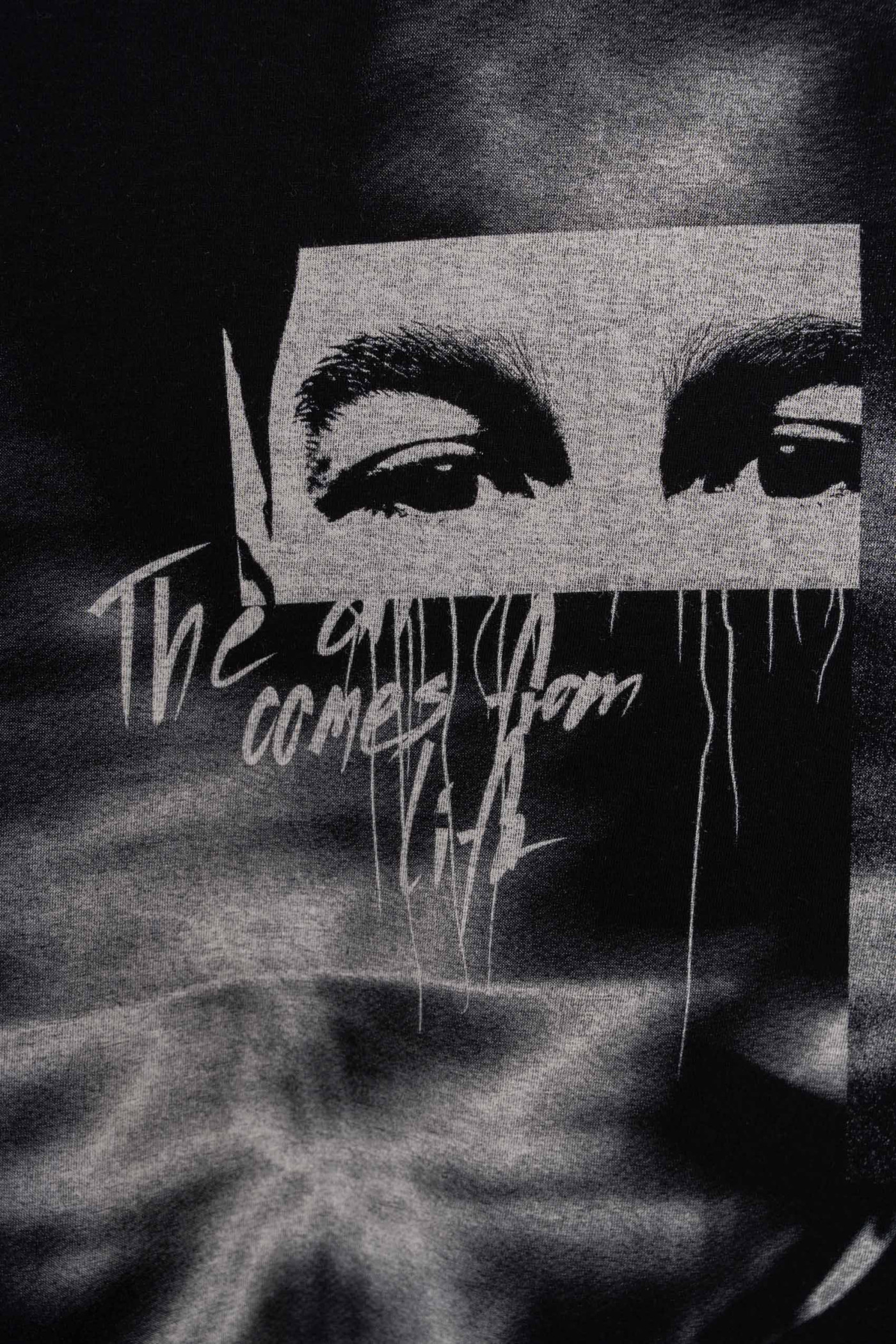 Czarny t-shirt z autorską grafiką z przodu