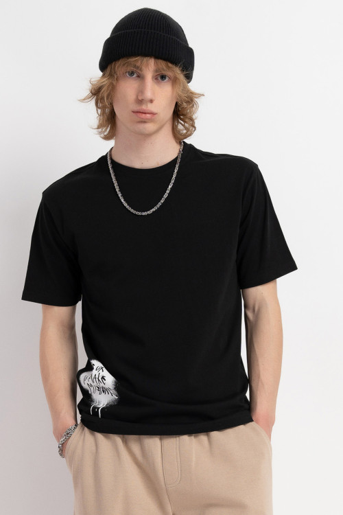 Czarny t-shirt z elementami graficznymi
