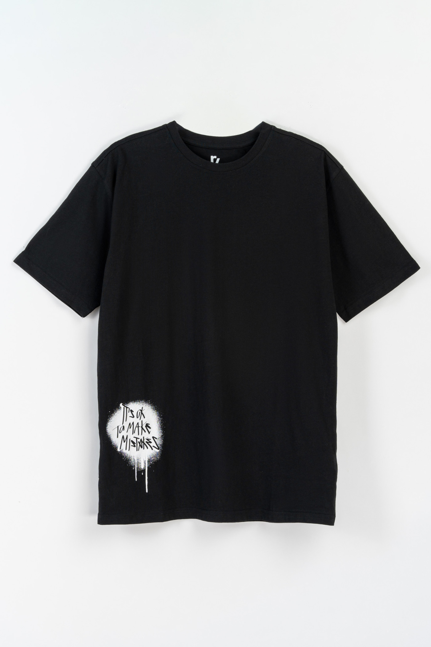 Czarny t-shirt z elementami graficznymi