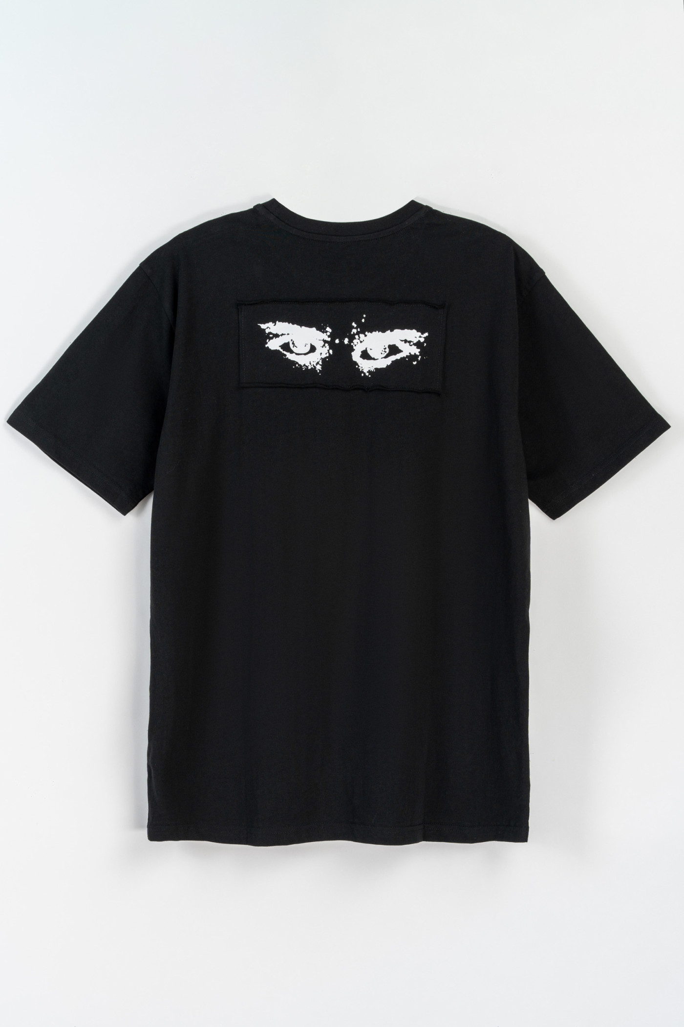 Czarny t-shirt z elementami graficznymi