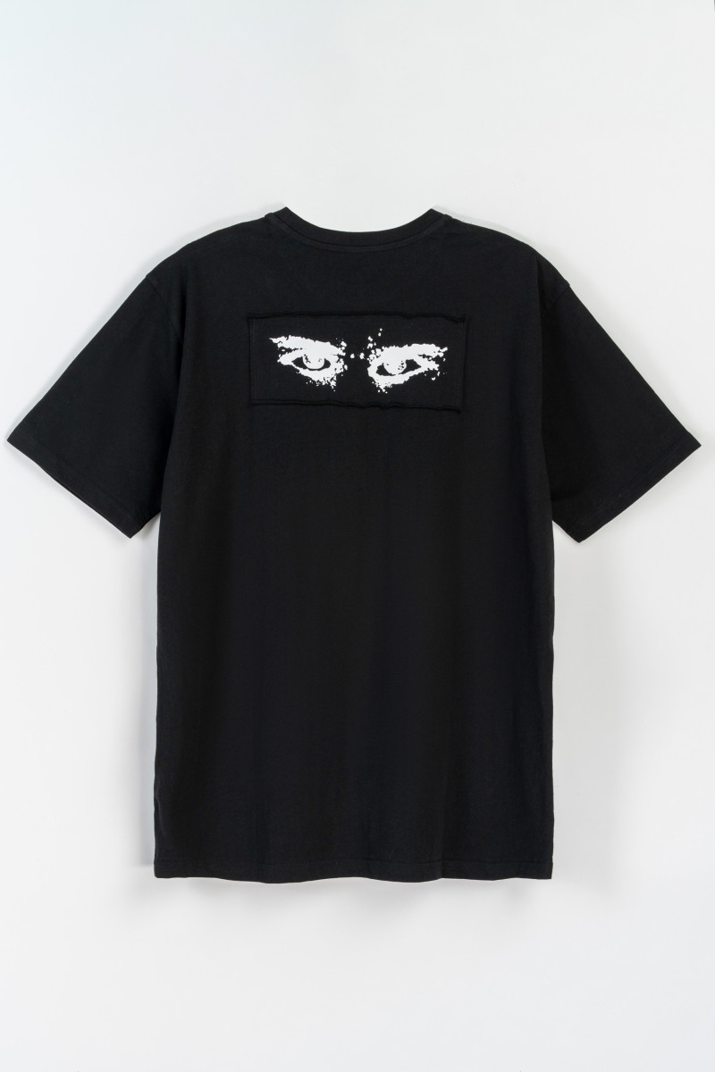 Czarny t-shirt z elementami graficznymi