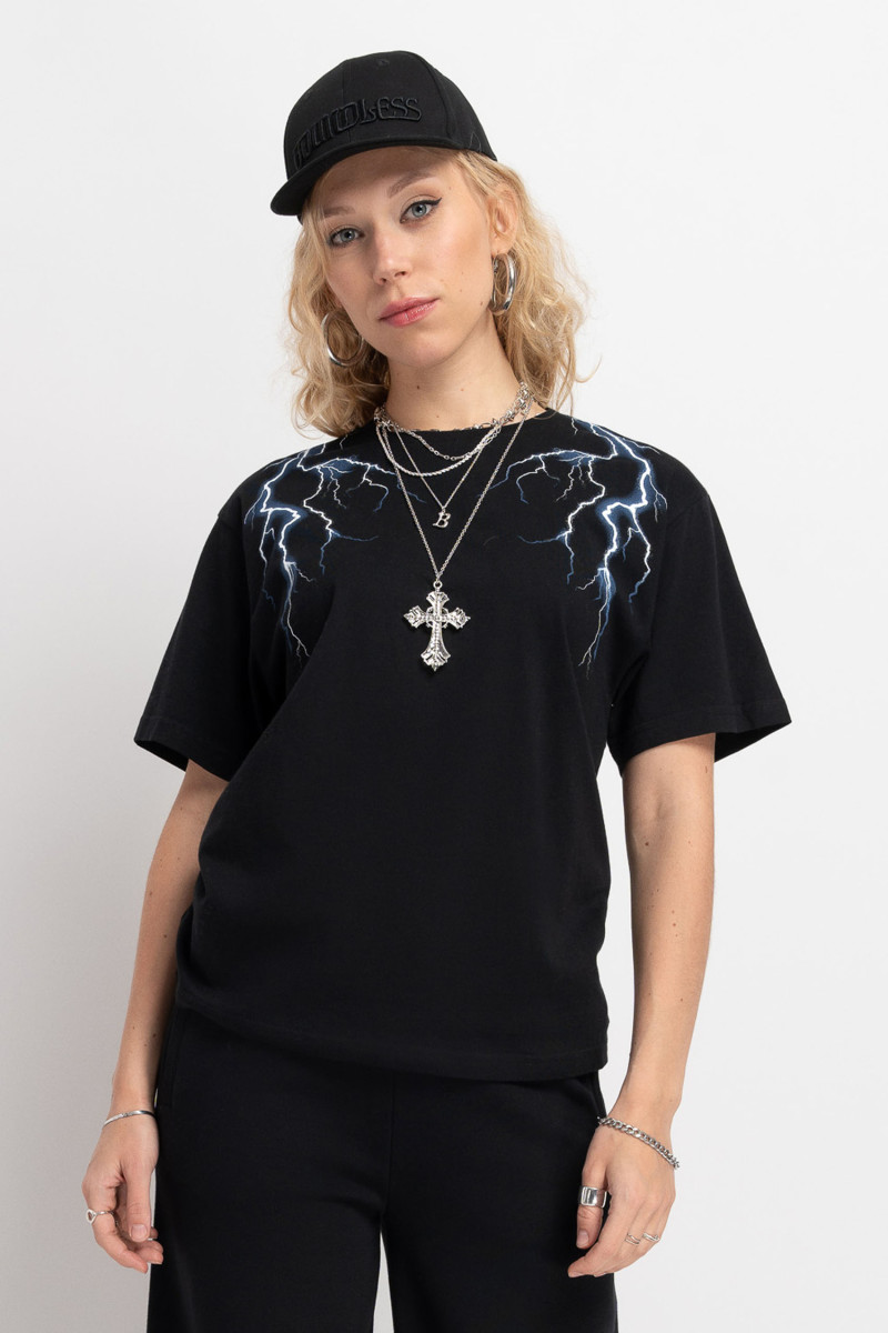 Czarny t-shirt z autorską grafiką na ramionach