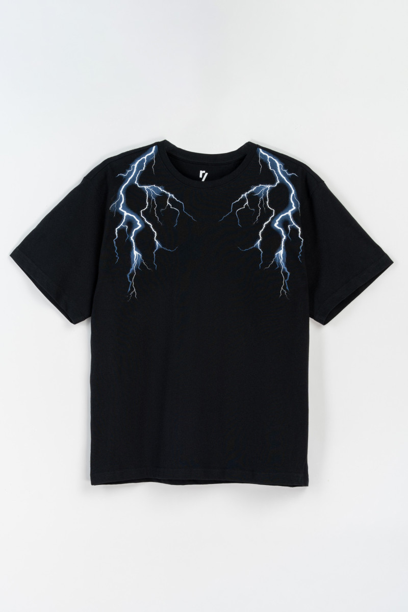 Czarny t-shirt z autorską grafiką na ramionach
