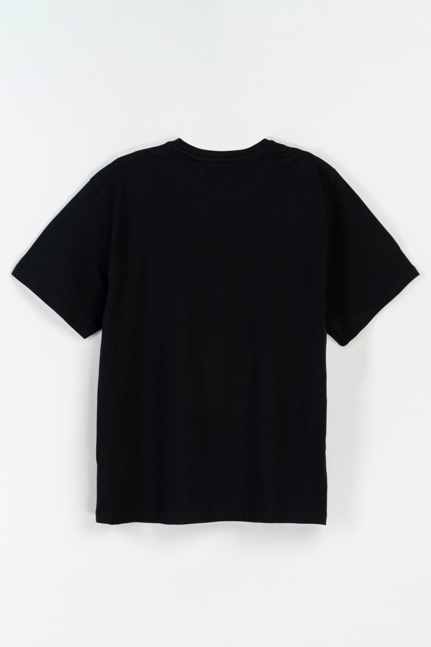 Czarny t-shirt z autorską grafiką na ramionach