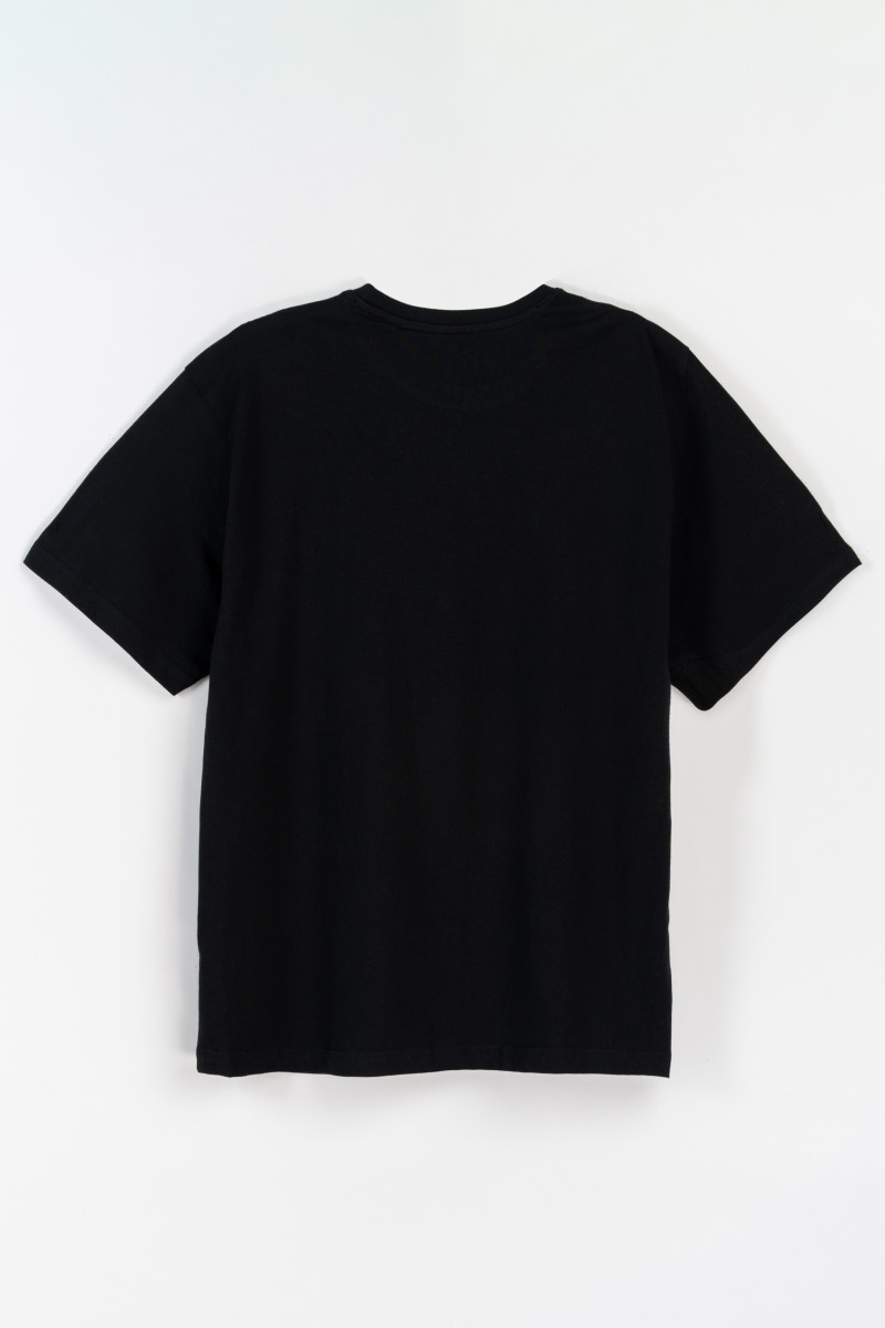 Czarny t-shirt z autorską grafiką na ramionach