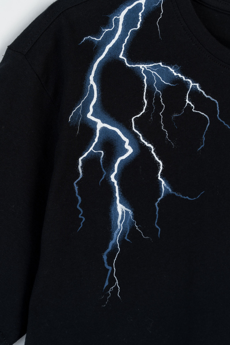 Czarny t-shirt OVERSIZE z autorską grafiką na ramionach