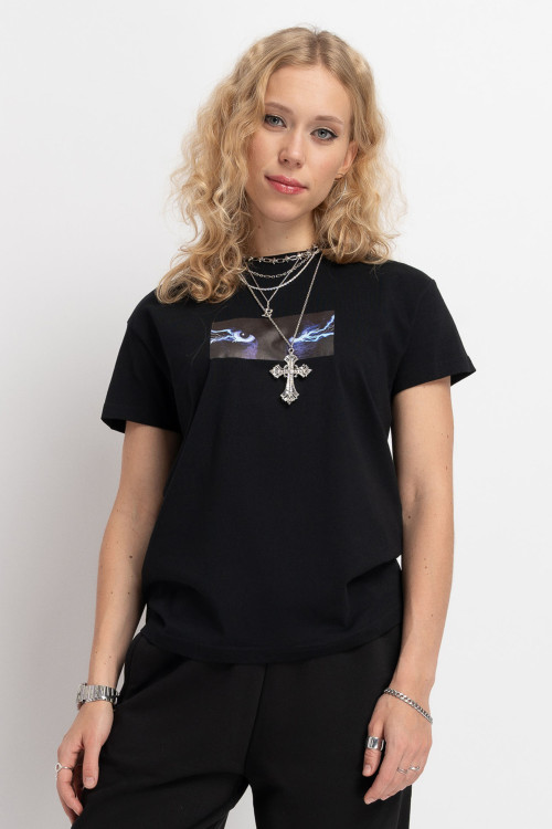 Czarny t-shirt z autorską grafiką z przodu