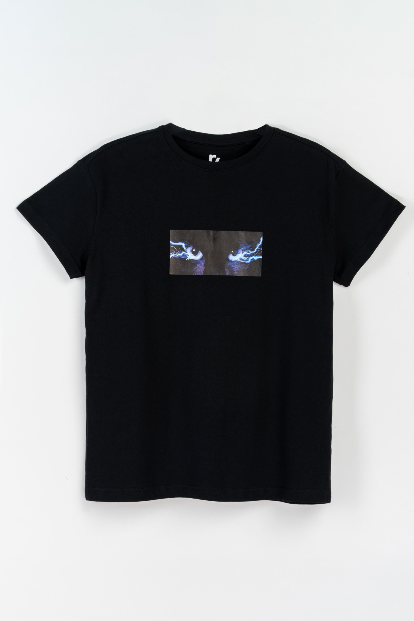 Czarny t-shirt z autorską grafiką z przodu