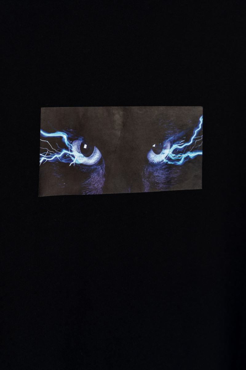 Czarny t-shirt z autorską grafiką z przodu