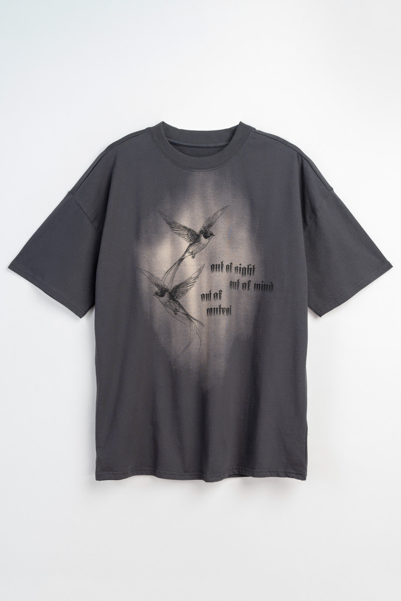 Ciemnoszary t-shirt z autorską grafiką z przodu