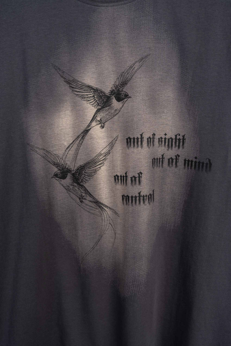 Ciemnoszary t-shirt z autorską grafiką z przodu