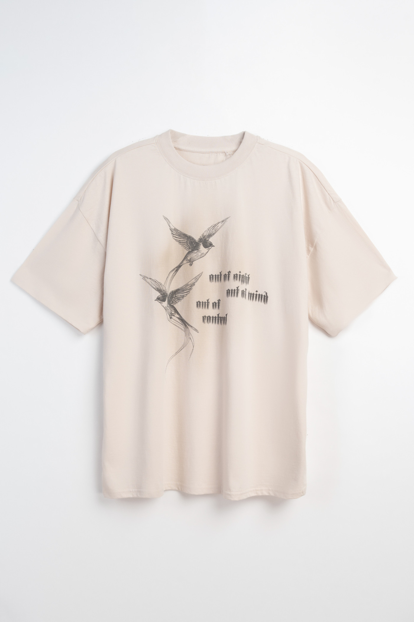 Beżowy t-shirt z autorską grafiką z przodu
