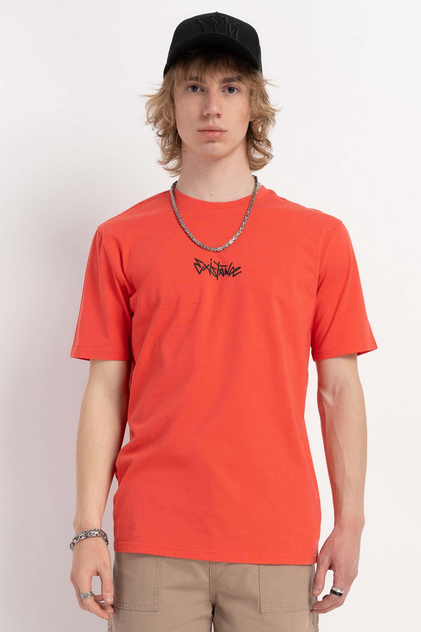 Czerwony t-shirt z napisem z przodu Czerwony t-shirt z napisem z przodu