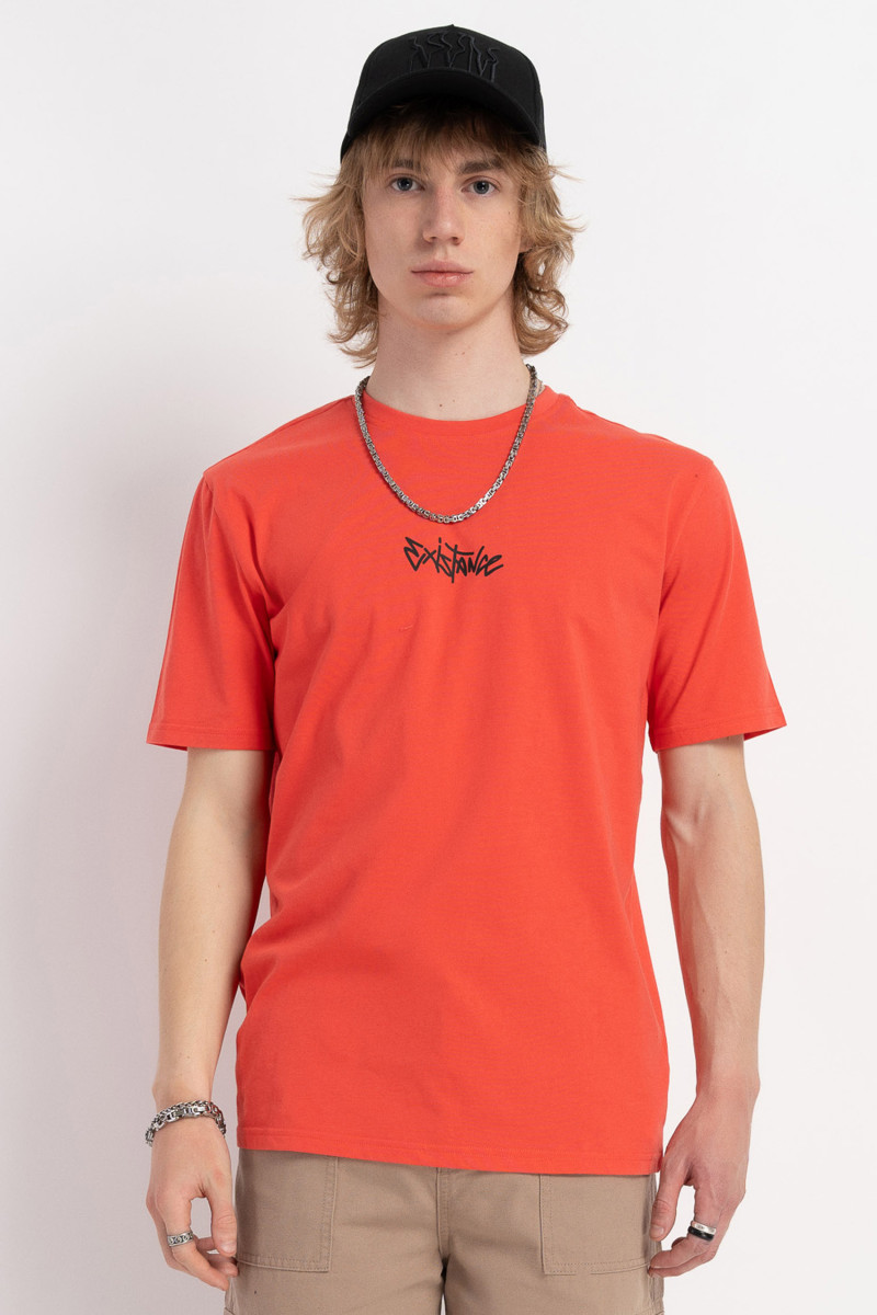 Czerwony t-shirt z napisem z przodu Czerwony t-shirt z napisem z przodu